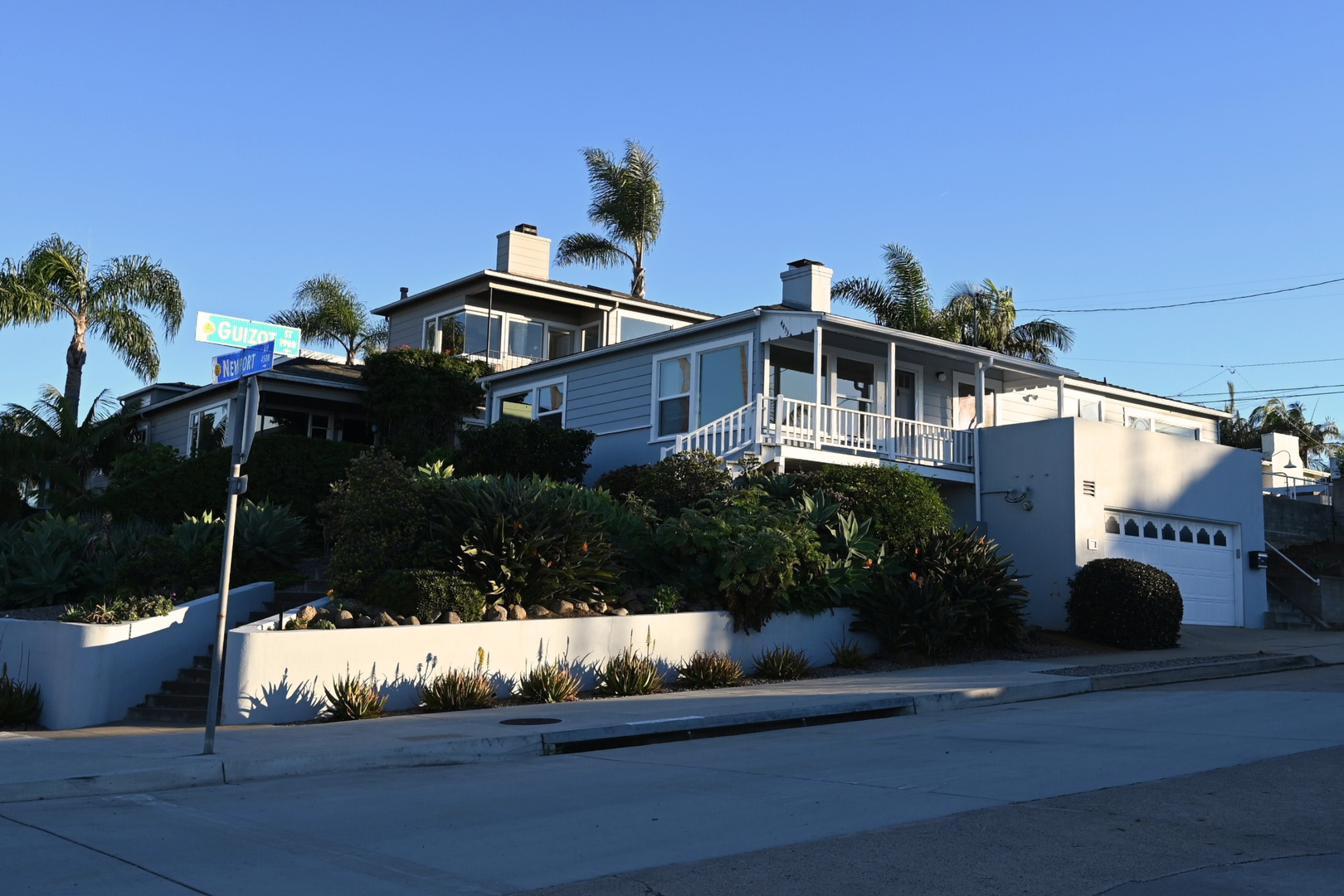 San Diego House: 4493 Newport Ave