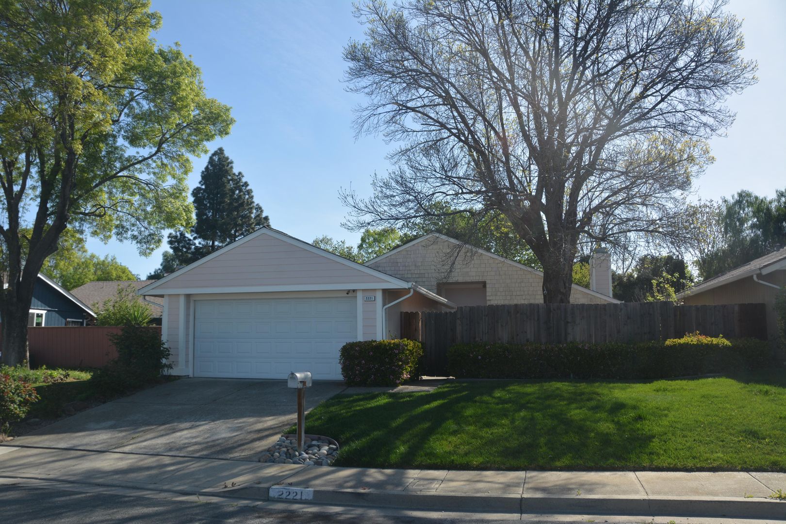 Pittsburg House: 2221 Lynbrook Drive