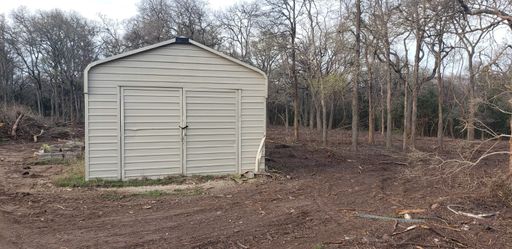 Land available for lease in Manor – photo 1