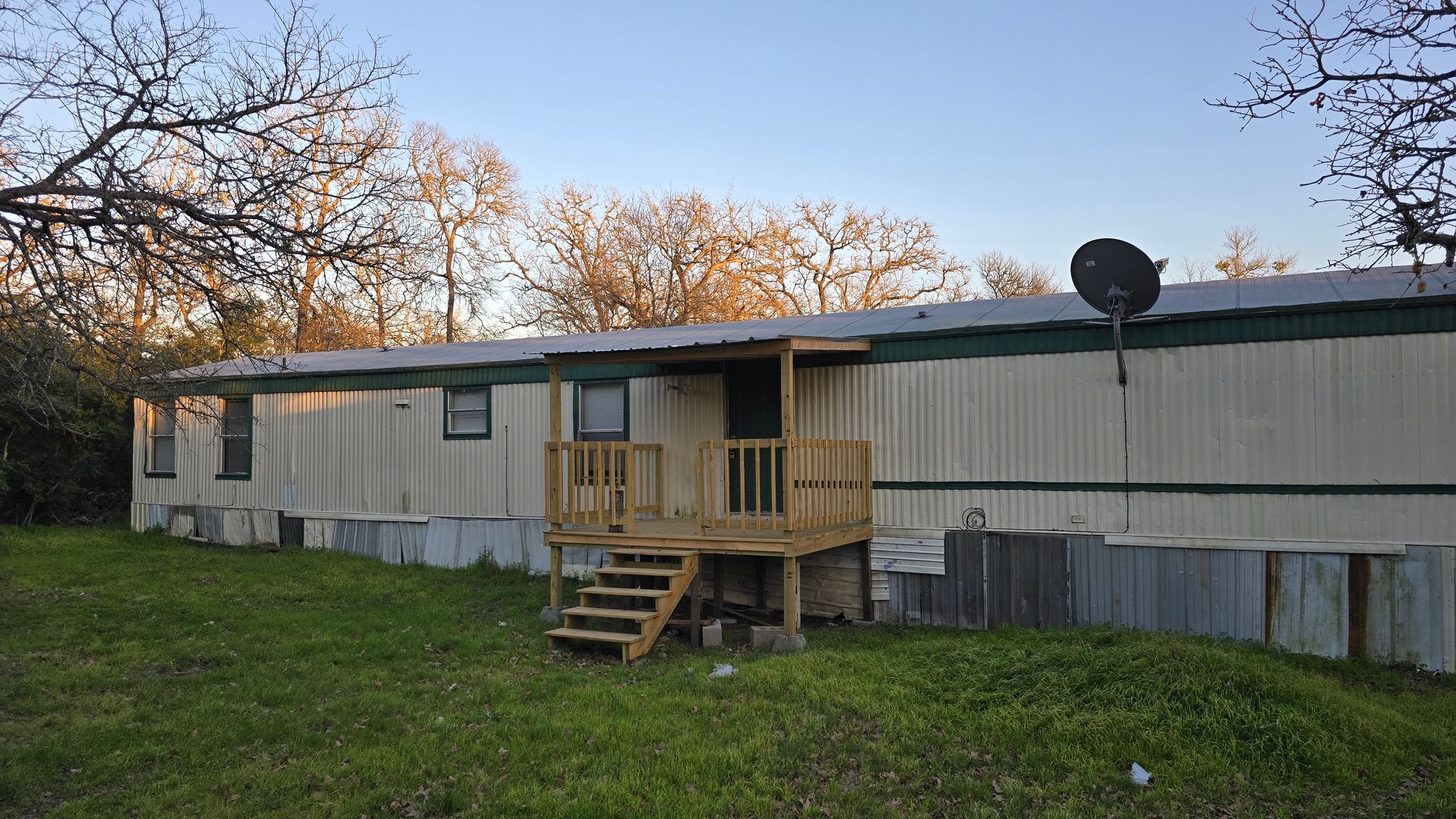 Manor Apartment: 8315 Burleson Manor Rd