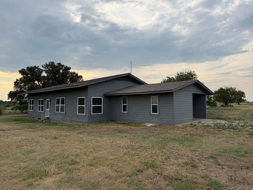 House + 2 acres, For Lease In Florence – photo 1