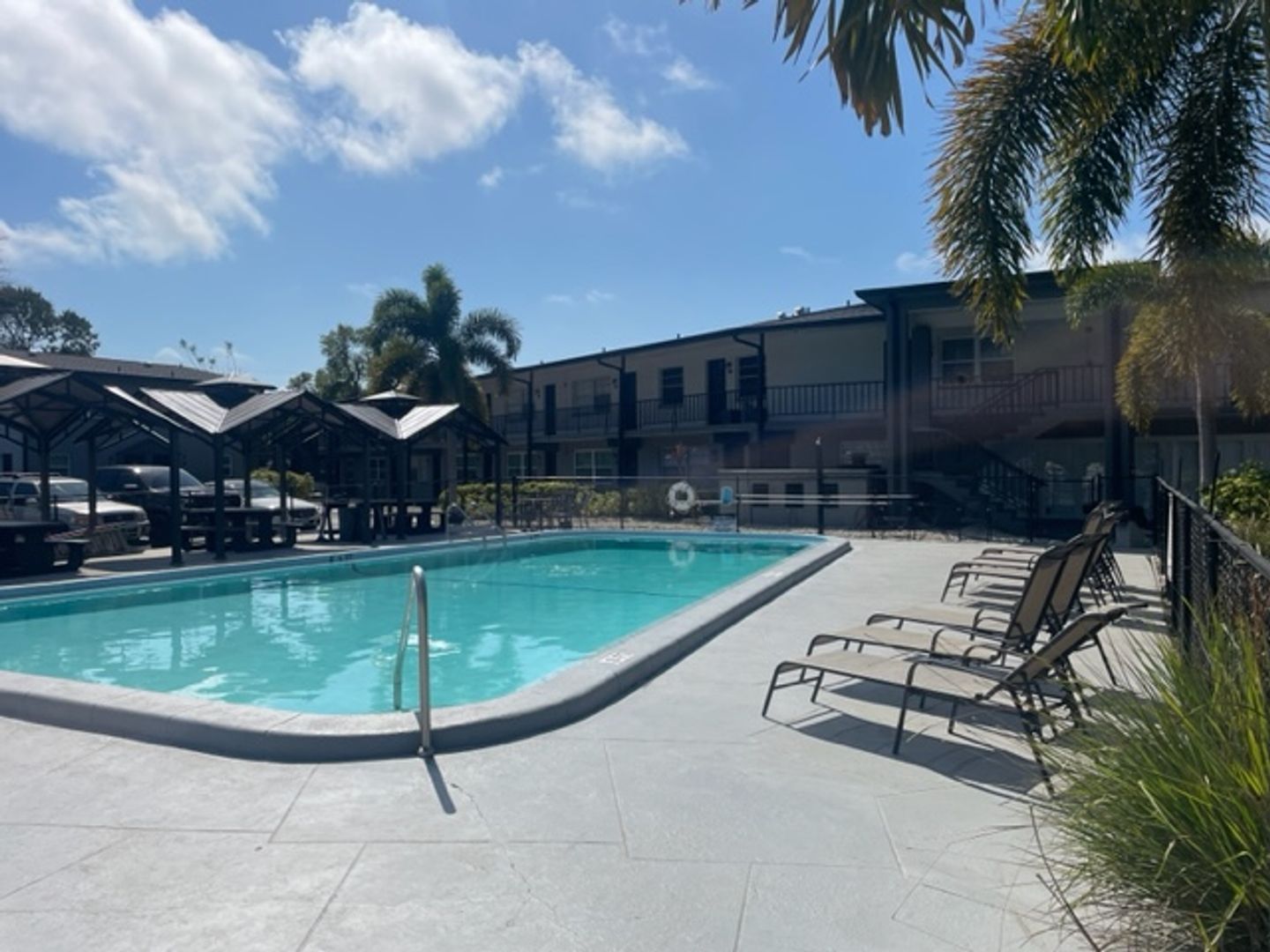 Belleair Bluffs Apartment: 675 Indian Rocks Rd N