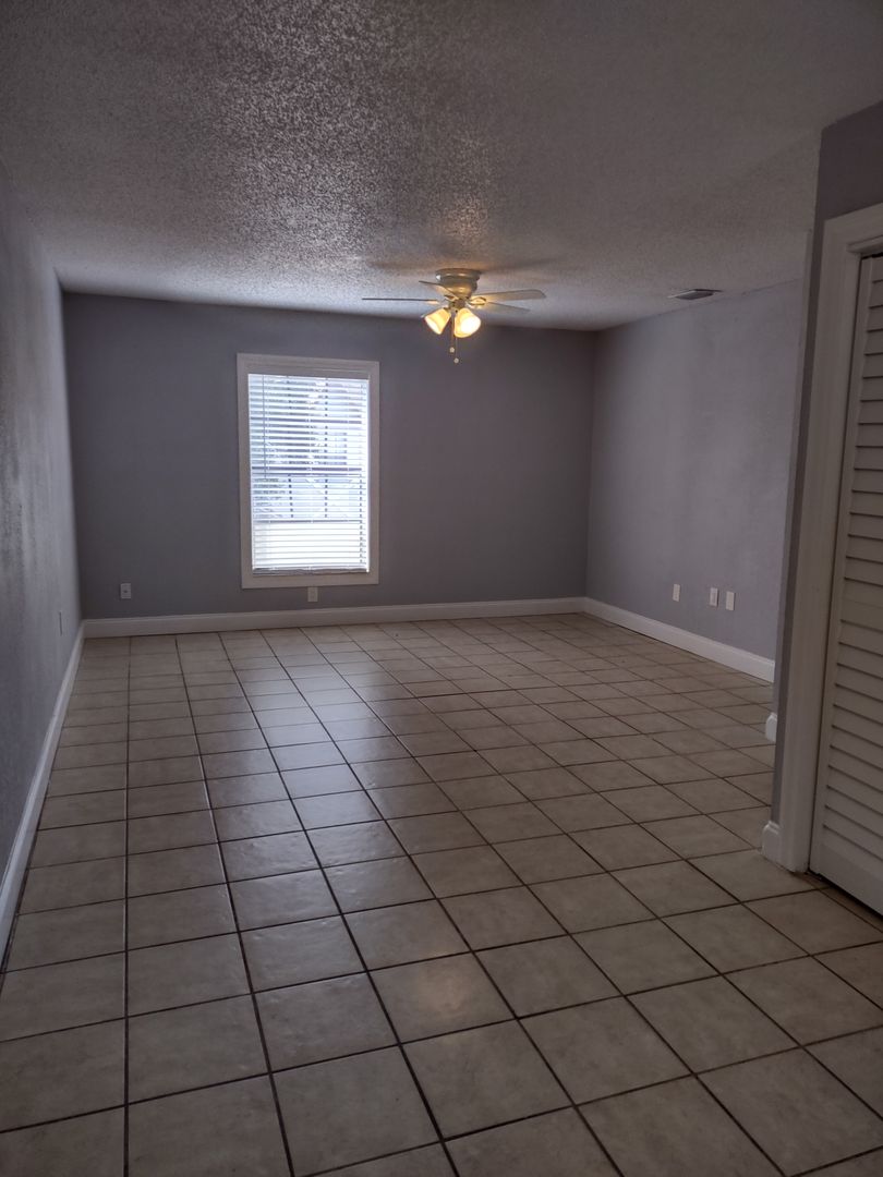 Tampa Apartment: 5702 N Lincoln Ave
