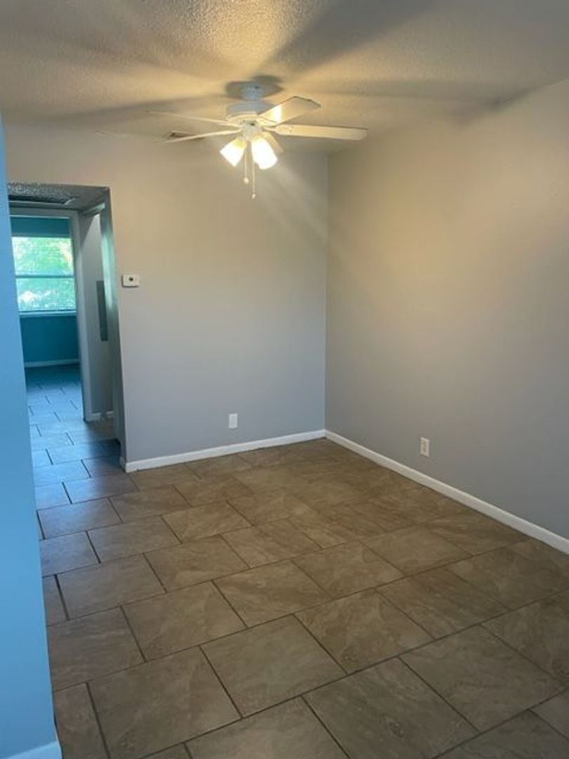Belleair Bluffs Apartment: 231 Indian Rocks Road N