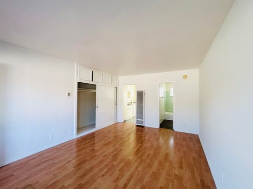 Charming Upper Level Studio In East Hollywood – photo 1