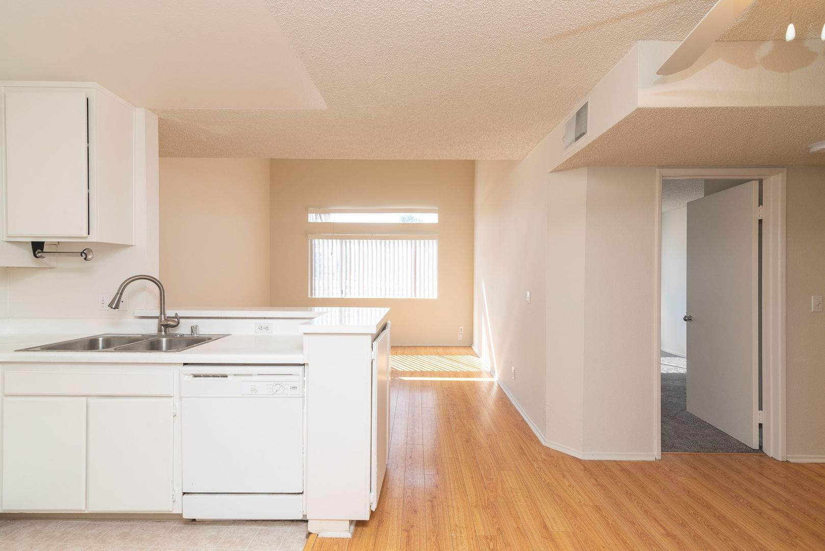 North Hollywood Apartment: 5051 Klump Ave