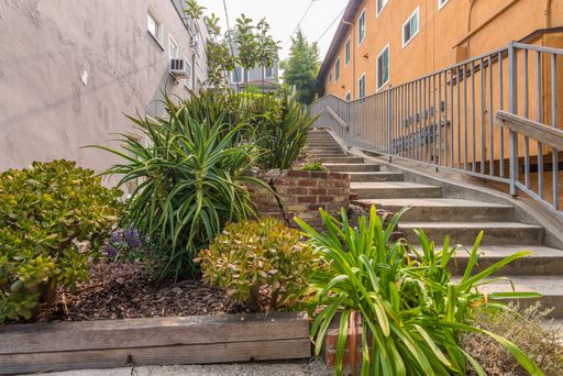 Redone Silverlake 2+1 plus private yard! – photo 1