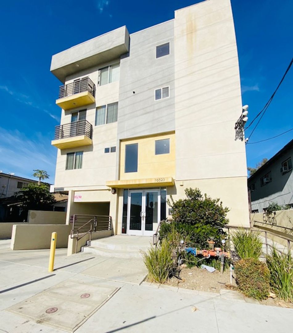 Van Nuys Apartment: 16023 Vanowen St.