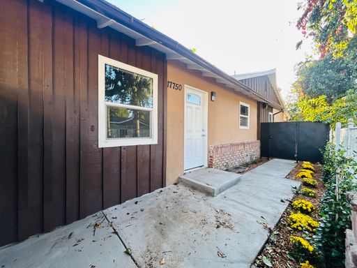 Charming 3 Bedroom 2 Bathroom in the Heart of Reseda With Private Pool! – photo 1