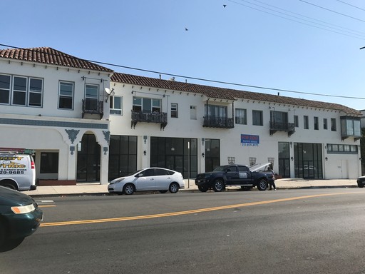 1,115 Square Foot Commercial Space just off of Crenshaw Blvd!! – photo 1