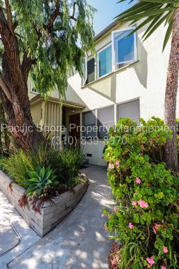 Bright Upper 2-Bedroom in Prime Santa Monica with Garage & Hardwood Floors – photo 1