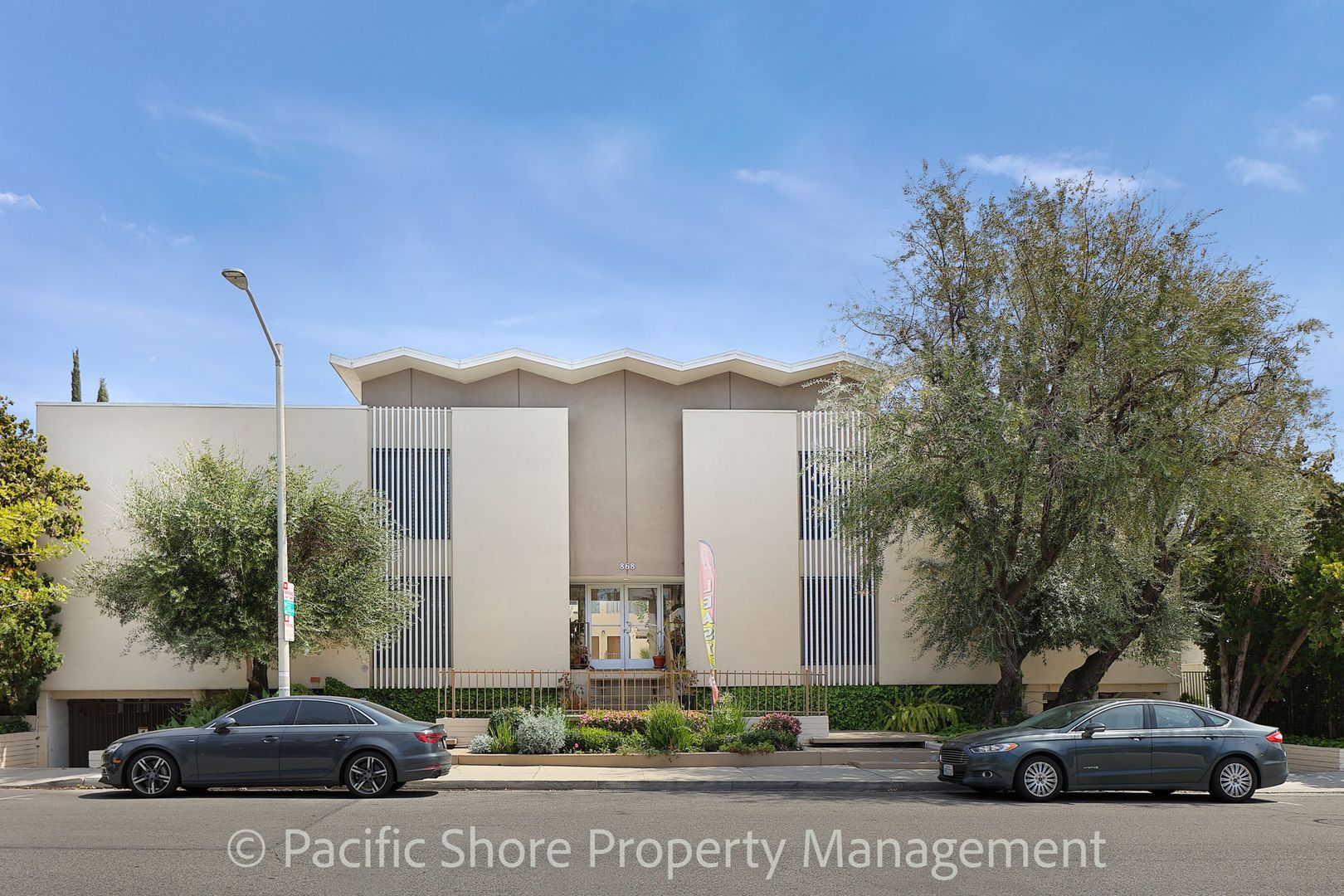 West Hollywood Apartment: 868 N West Knoll Drive