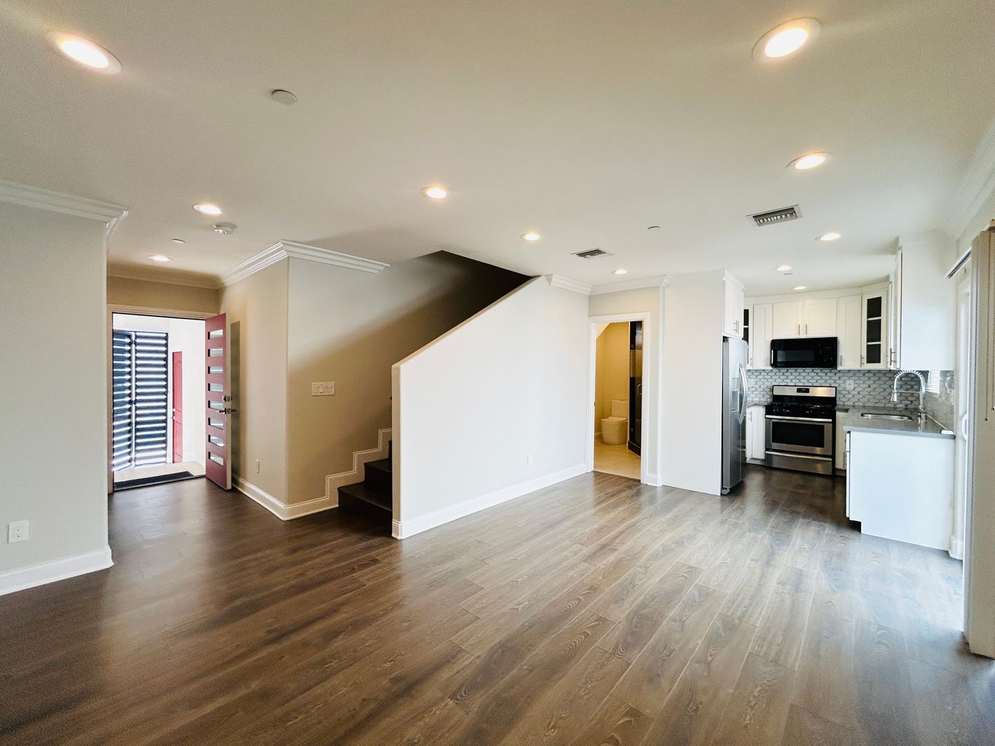 Los Angeles Apartment: 7205 S. La Cienega Blvd