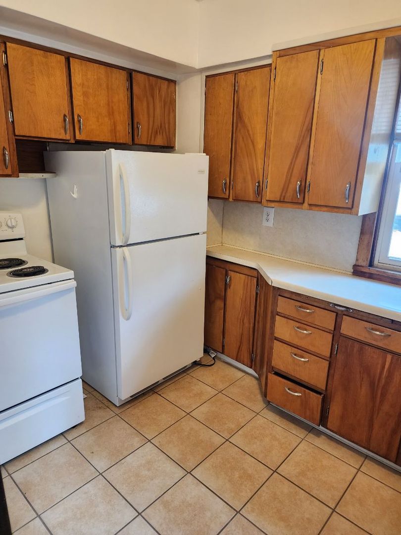 Eveleth Apartment: 816 Grant Ave