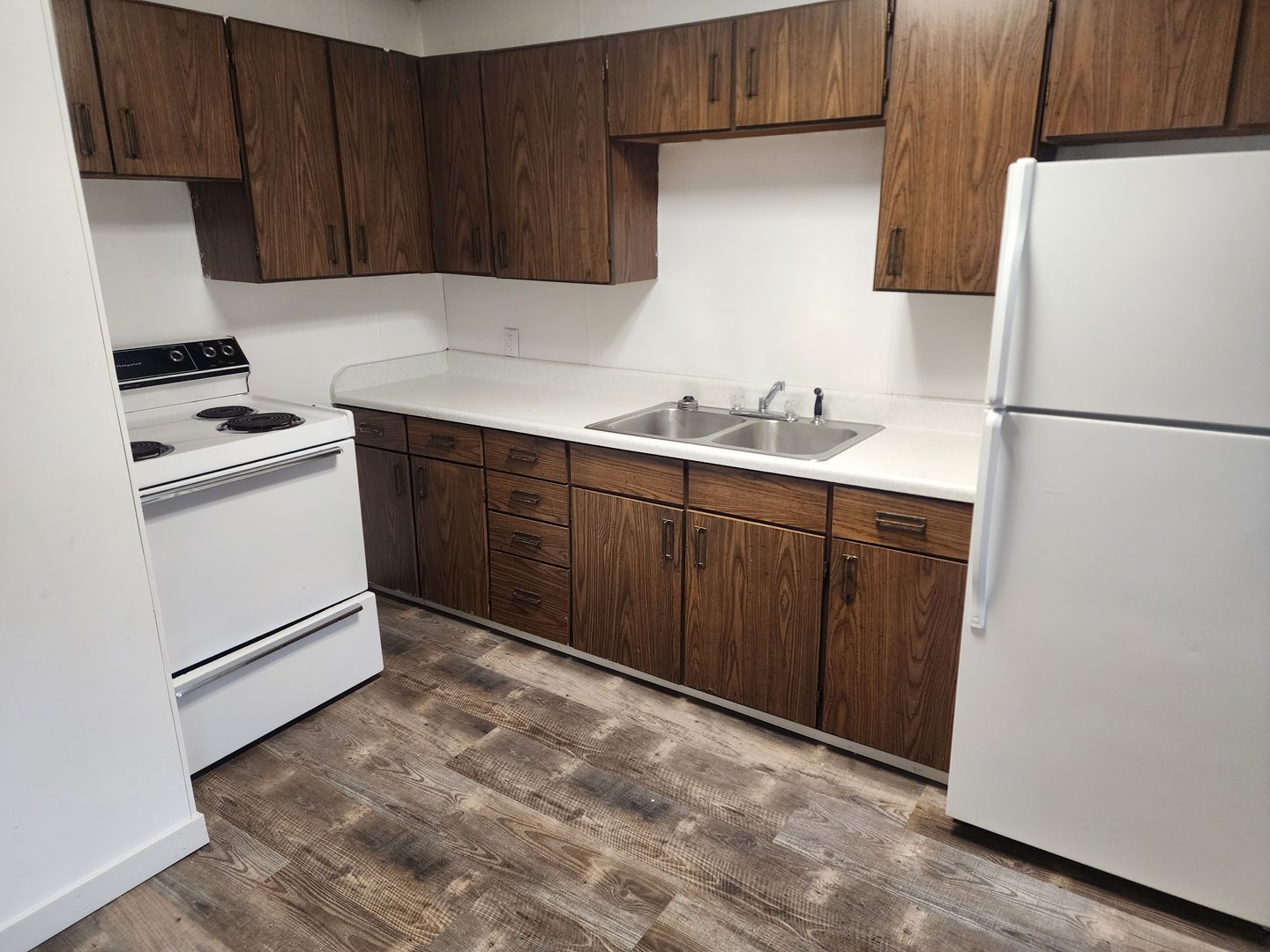 Eveleth Apartment: 222 Adams Ave