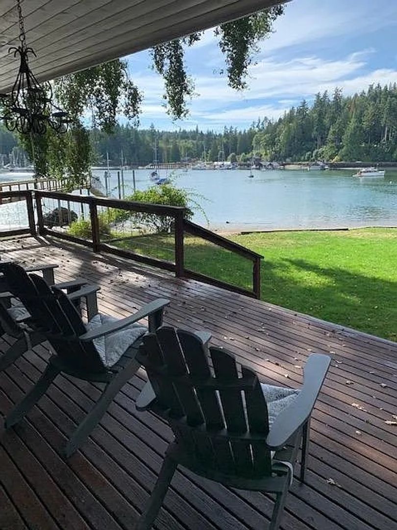 Bainbridge Island House: 15122 Annavera Lane