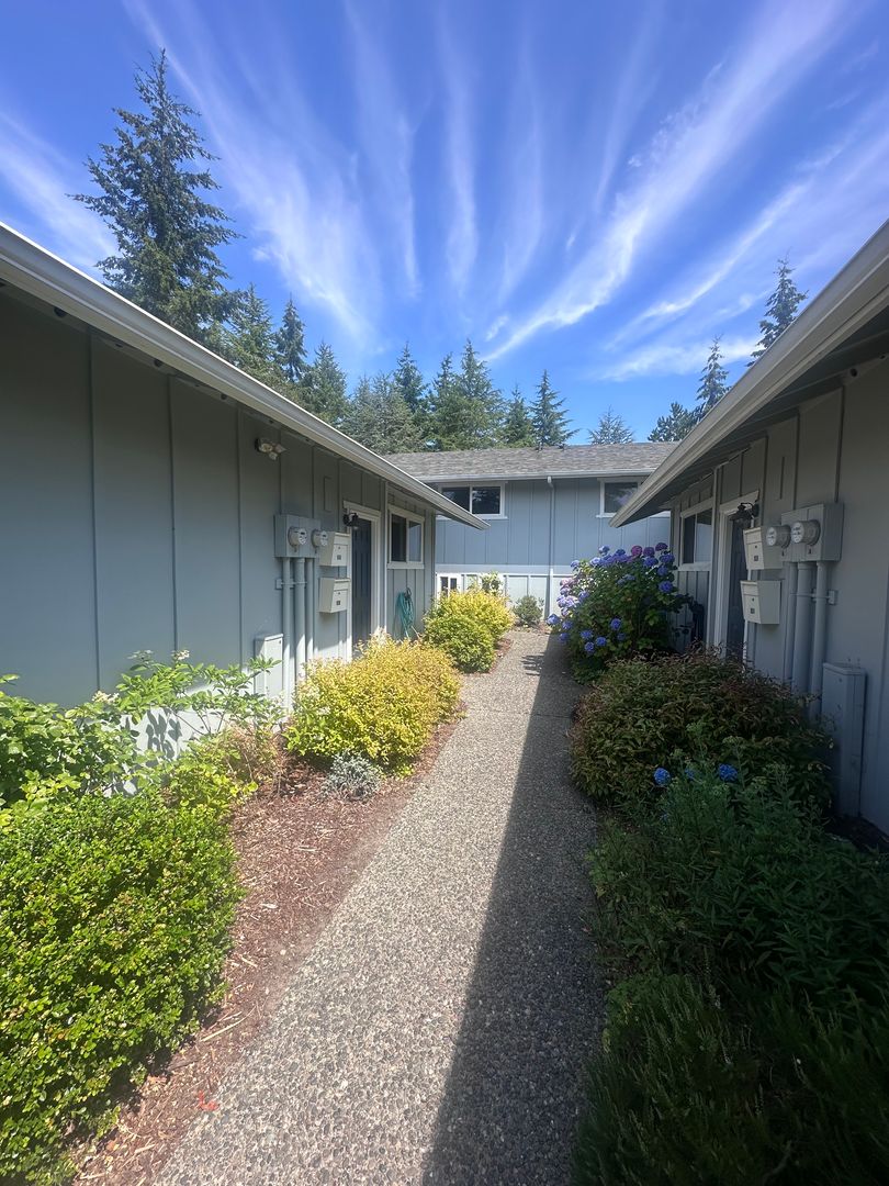 Bainbridge Island Condo: 928 Blue Heron Avenue NE