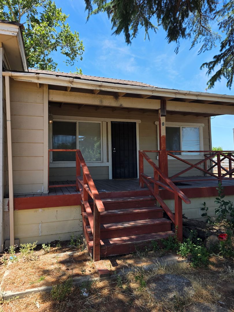 Ceres House: 5063 Central Ave