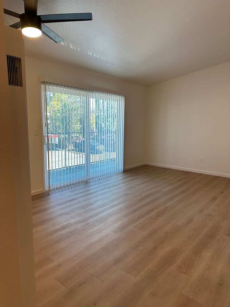 Sacramento Apartment: 6050 S. Land Park Drive