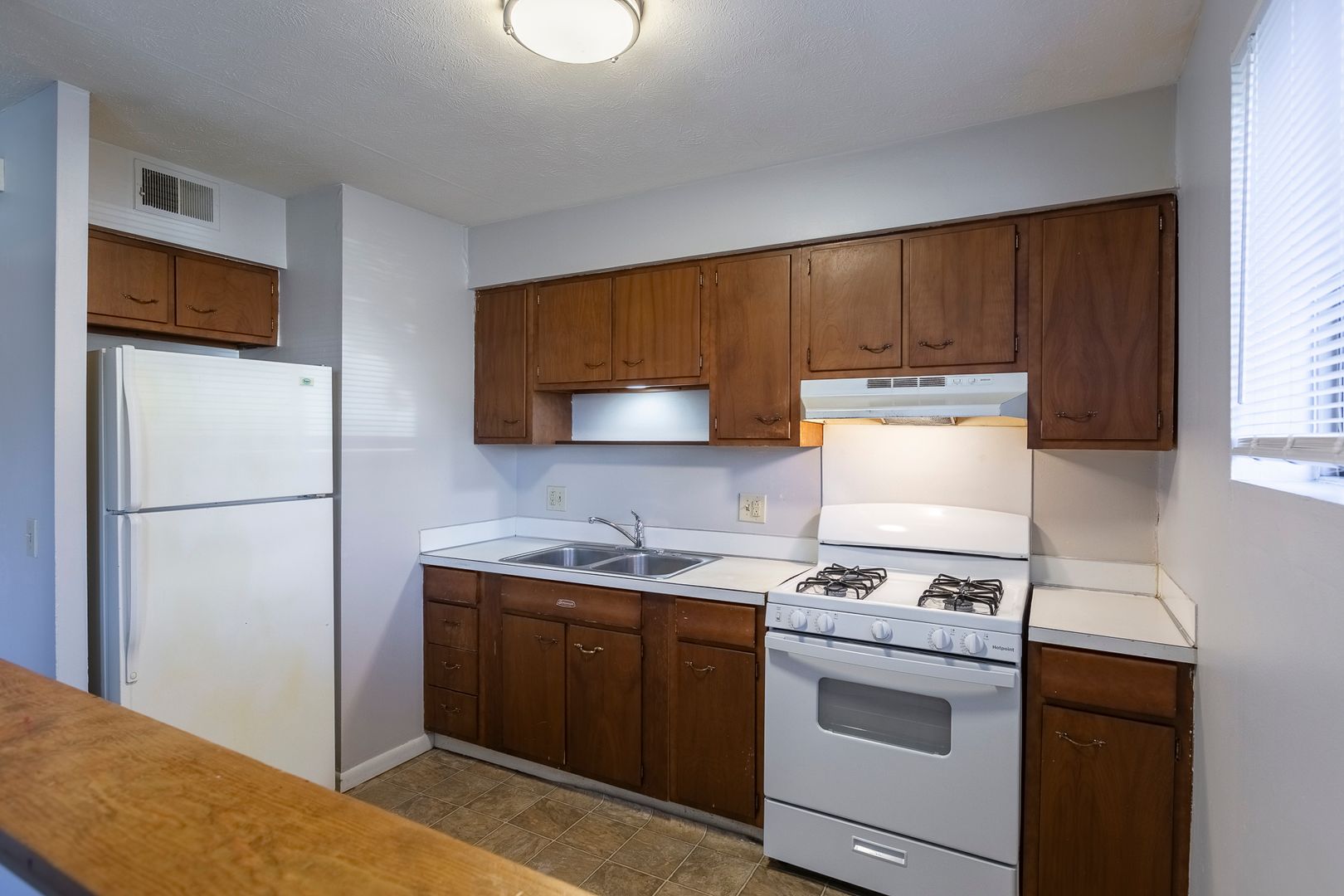Omaha Apartment: 3833 Cuming St