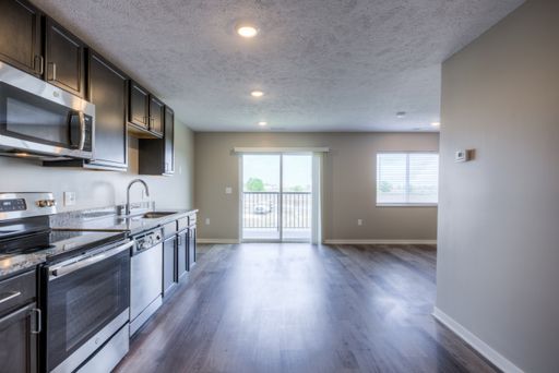 Experience luxurious, urban-style living with our modern studio floor plan, on-site fitness center and resort-style pool.