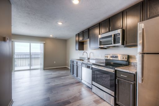 Experience luxurious, urban-style living with our modern studio floor plan, on-site fitness center and resort-style pool.