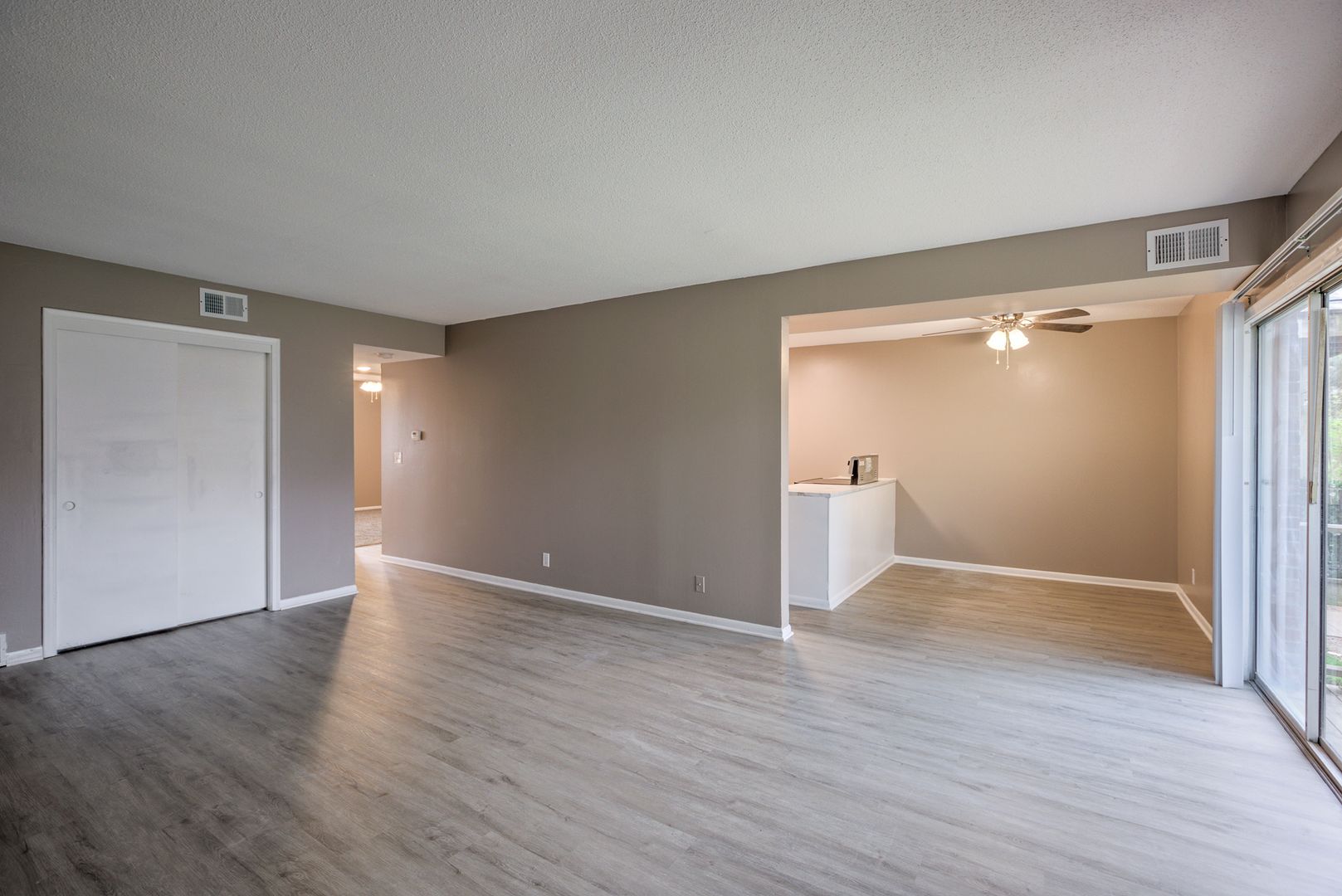 Omaha Apartment: 12775 Woodcrest Plaza