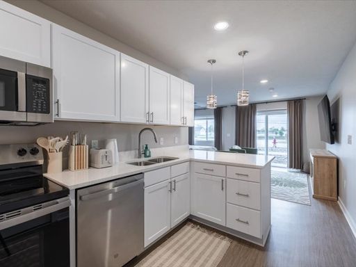 Enjoy this beautifully furnished corporate unit featuring an open floor plan and modern finishes. The apartment includes stainless steel appliances, an in-unit washer and dryer, and access to world-class amenities designed for comfort and convenience. – photo 1