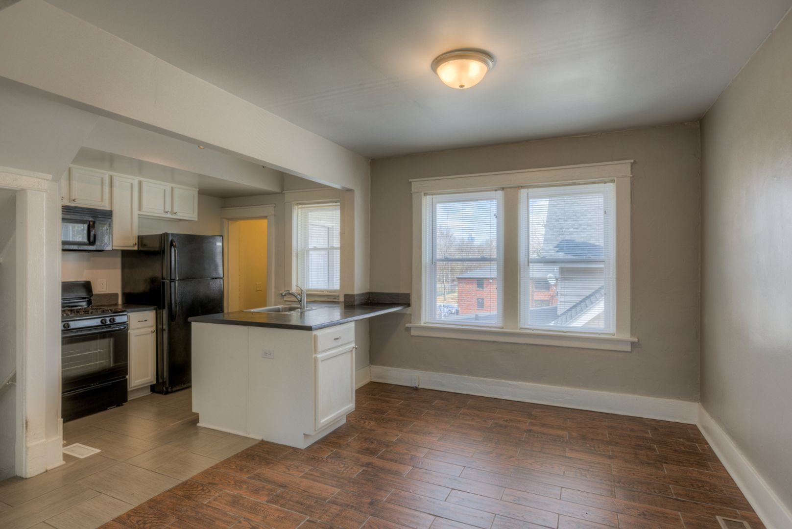 Omaha Apartment: 563 S 34th St