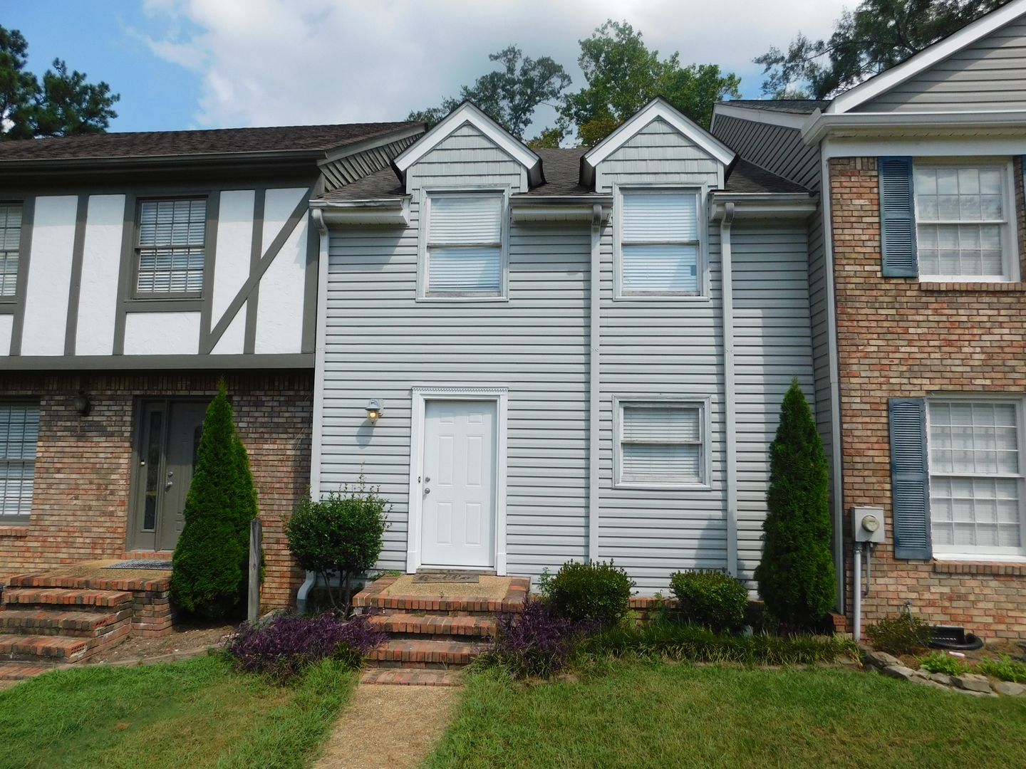 Pelham House: 755 Cahaba Manor Trail
