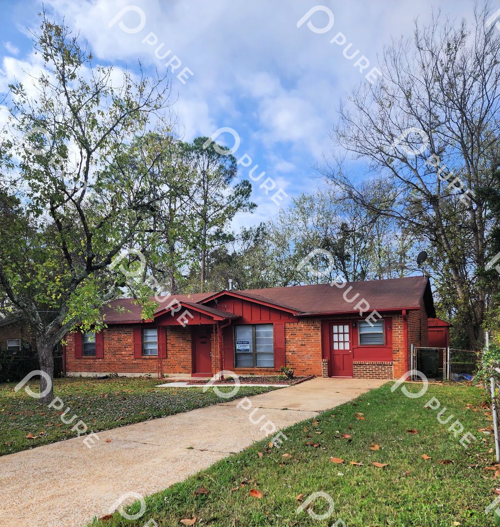 Huntsville House: 14020 Wyandotte Drive