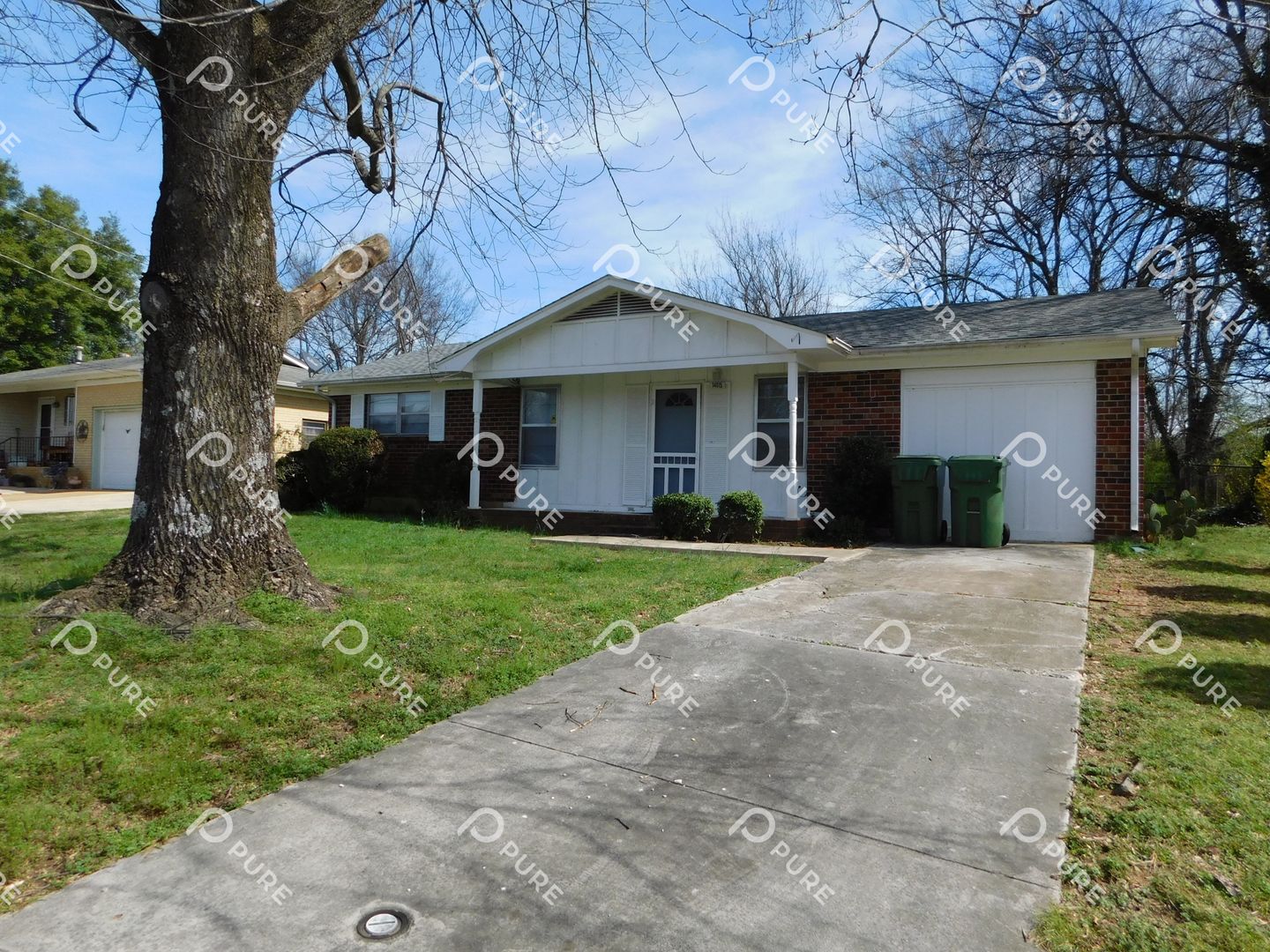 Huntsville House: 14015 Wyandotte Dr