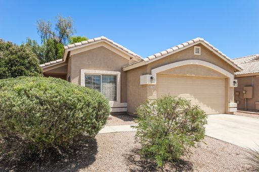 1/2 Month Free~ Spacious Glendale Retreat with Fireplace, Walk-In Closets & Private Backyard – photo 1