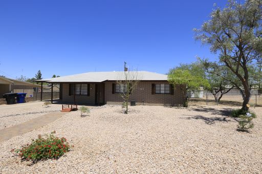 Must see! Upgraded 3/2 on huge lot! – photo 1