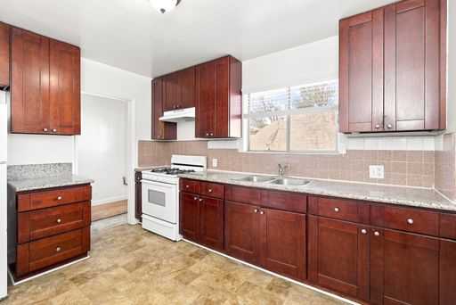 2 Bedroom / 1 Bathroom Apartment For Rent in Gardena – photo 1