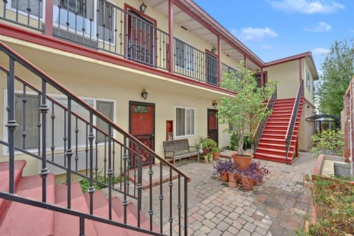 2 Bedroom / 1 Bathroom Apartment in Santa Monica – photo 1