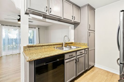 2 Bedroom / 2 Bathroom Condo Unit For Rent in Torrance – photo 1