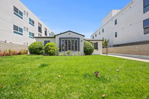 3 Bedroom / 1.5 Bathroom House For Rent in Los Angeles – photo 1