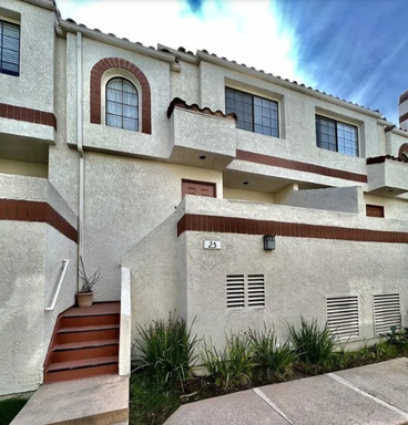 2 Bedroom / 2.5 Bathroom Townhouse For Rent in Torrance – photo 1