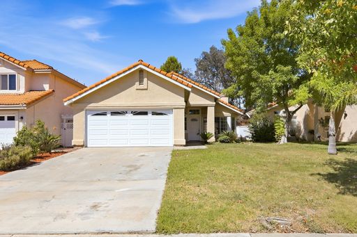 NEW LISTING 2BD/2BA- Great Location Close to all! – photo 1