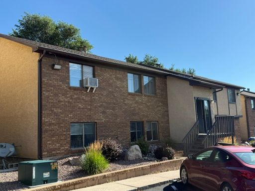 2-bedroom, 1-bathroom close to amenities – photo 1