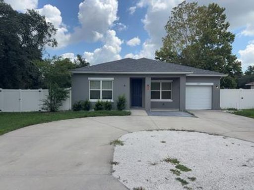 Spacious 4BR Family Haven with Fully Fenced Yard & Covered Patio! – photo 1