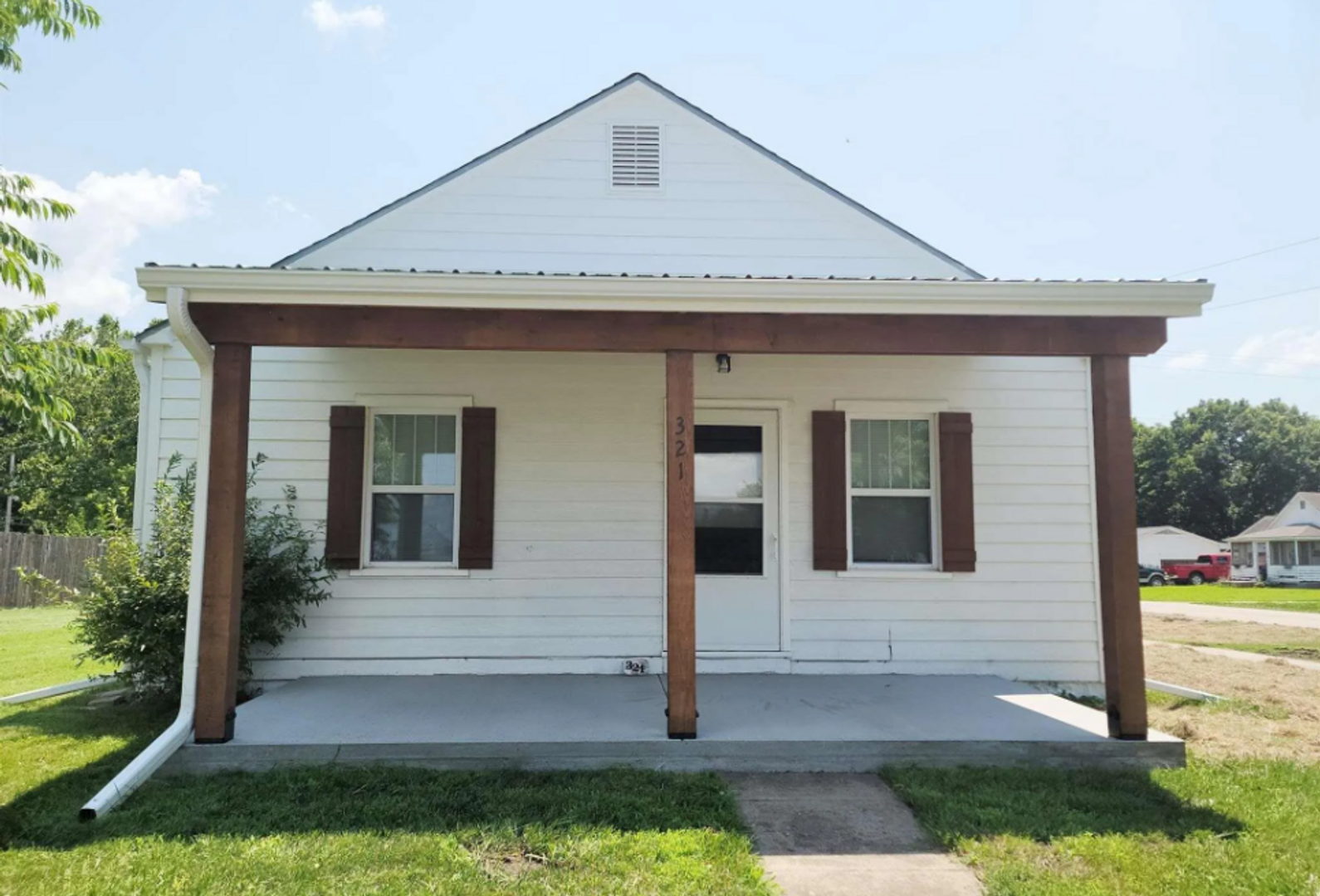 Silver Lake House: 321 W Railroad Street