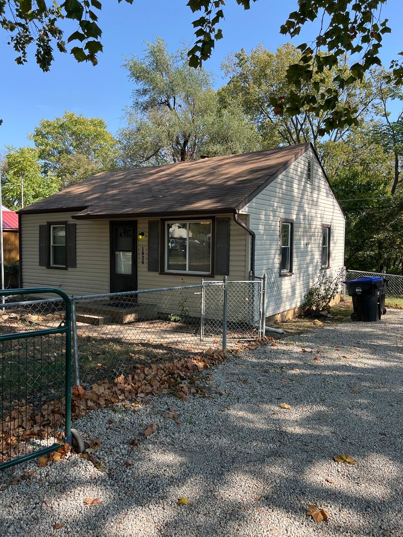 Topeka House: 1926 SE Michigan Ave.
