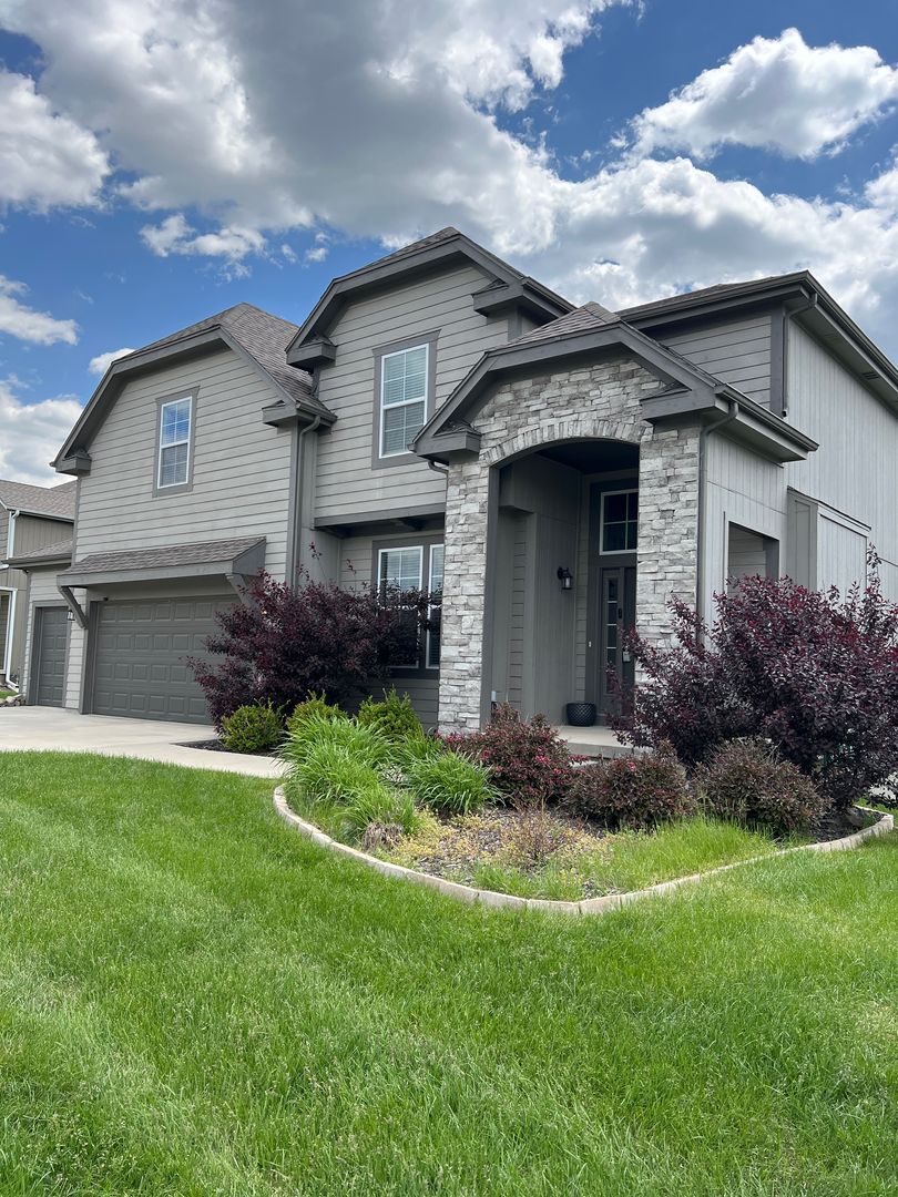 Shawnee House: 21705 W 46th Ter