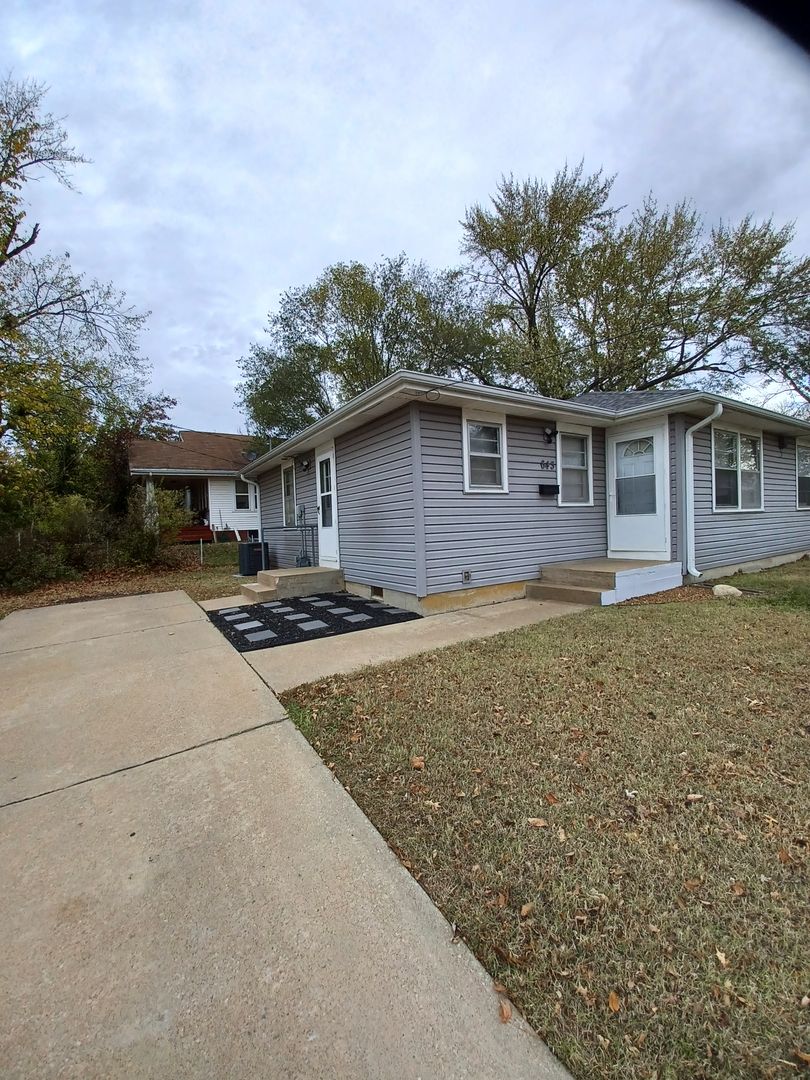 Topeka House: 643 SW Oakley