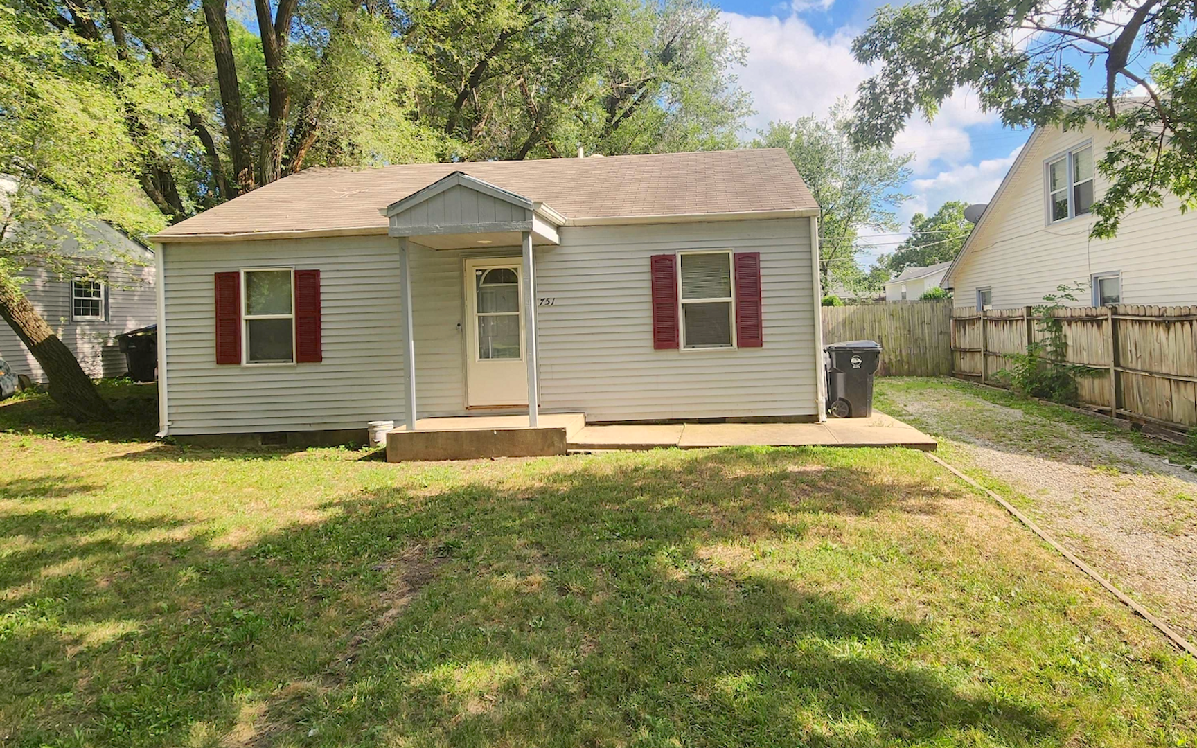 Topeka House: 751 SE Pinecrest Drive