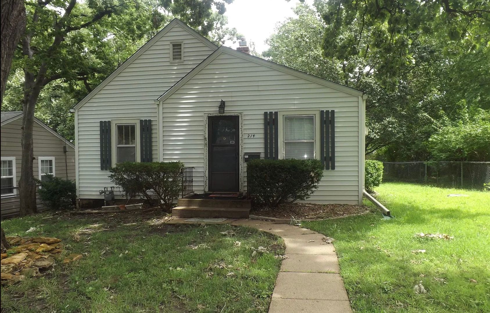 Topeka House: 214 NW Broadmoor