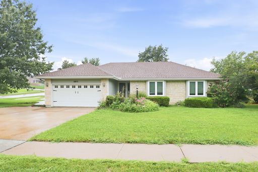 LOOK AT THIS GEM! Schedule A Tour Today!! – photo 1