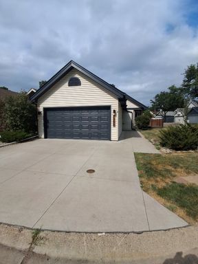 Two Bedroom with Attached Garage & Walk-Out Patio Located in Oakdale!